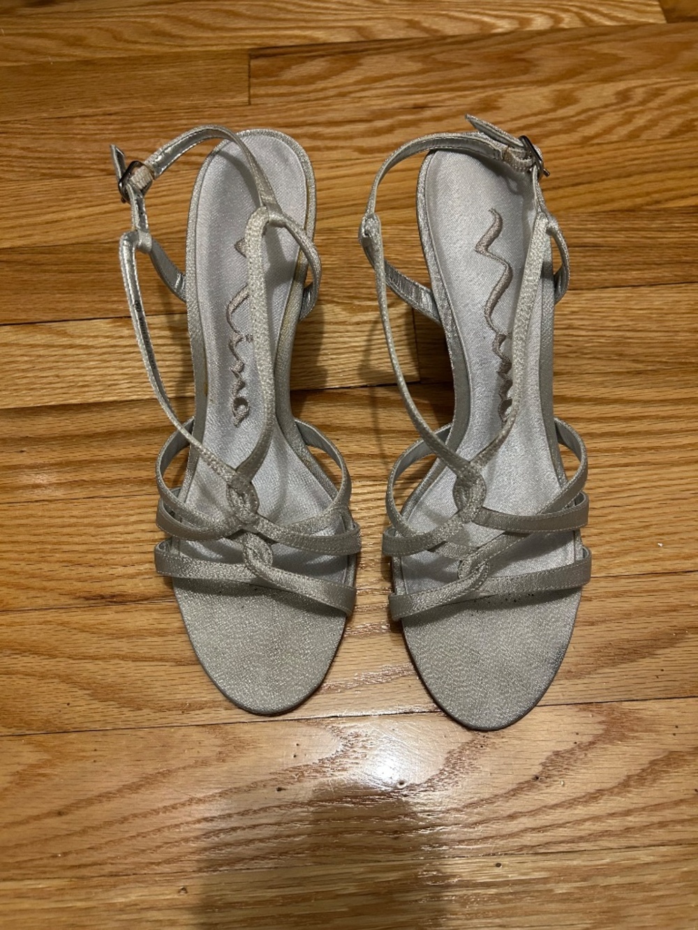 Timeless silver heels - Picture 4 of 4